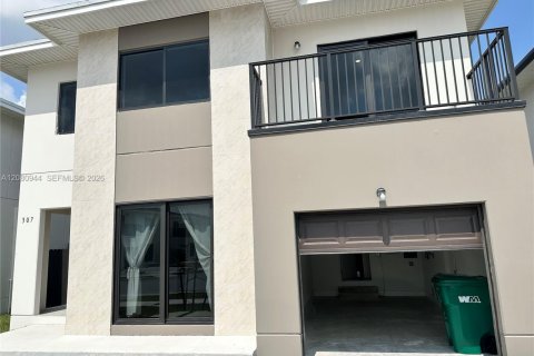 Villa ou maison à louer à Florida City, Floride: 5 chambres, 176.7 m2 № 2338448 - photo 2
