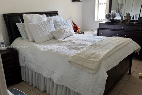 Condominio en venta en Hialeah, Florida, 2 dormitorios, 78.78 m2 № 2002380 - foto 5