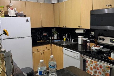 Condominio en Hialeah, Florida, 2 dormitorios  № 2002380