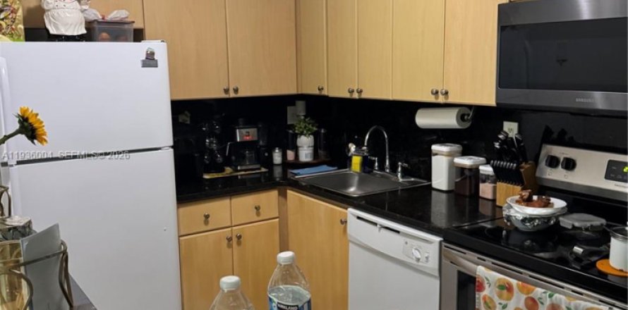 Condominio en Hialeah, Florida, 2 dormitorios  № 2002380