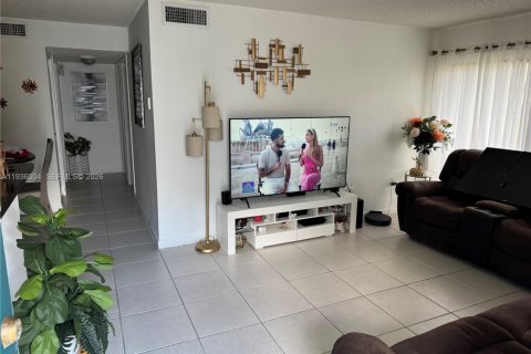 Condominio en venta en Hialeah, Florida, 2 dormitorios, 78.78 m2 № 2002380 - foto 2