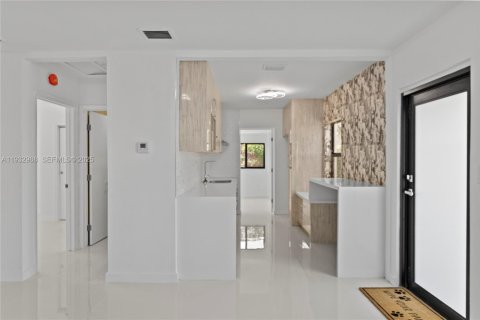 Casa en alquiler en North Miami Beach, Florida, 3 dormitorios, 111.02 m2 № 1991149 - foto 11