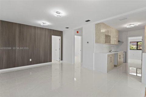 Casa en alquiler en North Miami Beach, Florida, 3 dormitorios, 111.02 m2 № 1991149 - foto 6