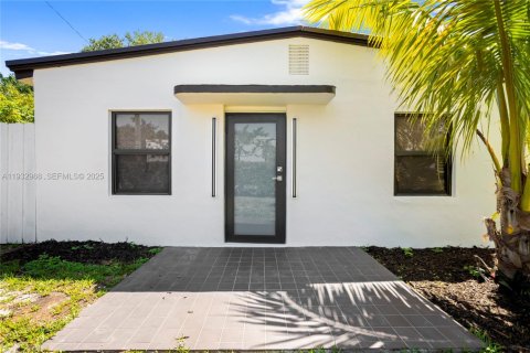 Casa en alquiler en North Miami Beach, Florida, 3 dormitorios, 111.02 m2 № 1991149 - foto 4