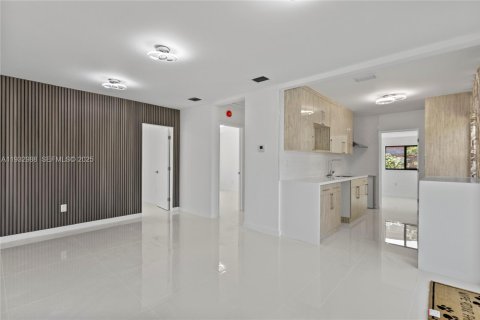Casa en alquiler en North Miami Beach, Florida, 3 dormitorios, 111.02 m2 № 1991149 - foto 1