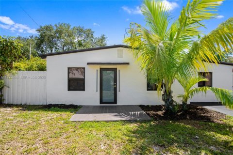 Casa en alquiler en North Miami Beach, Florida, 3 dormitorios, 111.02 m2 № 1991149 - foto 2