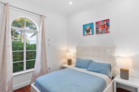 House in Hollywood, Florida 5 bedrooms, 187.66 sq.m. № 2018908 - photo 28