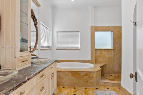 House in Hollywood, Florida 5 bedrooms, 187.66 sq.m. № 2018908 - photo 23