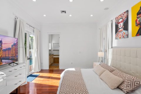 House in Hollywood, Florida 5 bedrooms, 187.66 sq.m. № 2018908 - photo 19