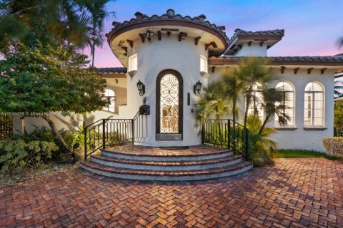 House in Hollywood, Florida 5 bedrooms, 187.66 sq.m. № 2018908