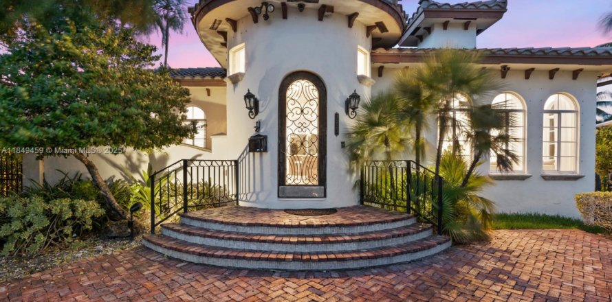 House in Hollywood, Florida 5 bedrooms, 187.66 sq.m. № 2018908