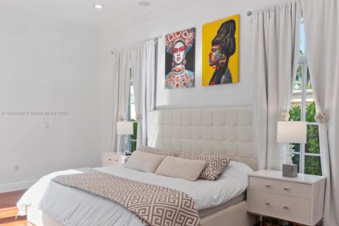 House in Hollywood, Florida 5 bedrooms, 187.66 sq.m. № 2018908 - photo 18