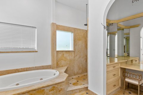 House in Hollywood, Florida 5 bedrooms, 187.66 sq.m. № 2018908 - photo 24