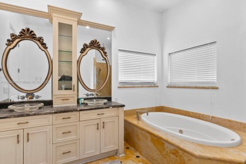 House in Hollywood, Florida 5 bedrooms, 187.66 sq.m. № 2018908 - photo 22