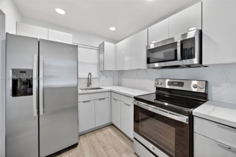 Купить кондоминиум в Майами, Флорида 2 спальни, 87.79м2, № 2023786 - фото 8