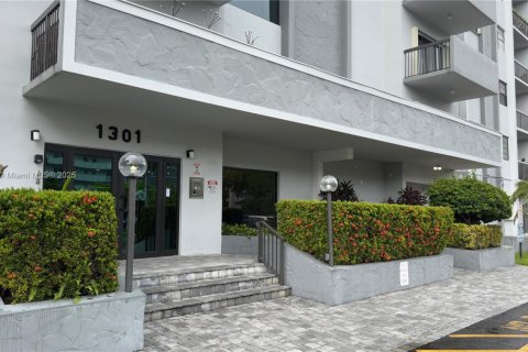 Copropriété à louer à Hallandale Beach, Floride: 2 chambres, 117.06 m2 № 1928477 - photo 10