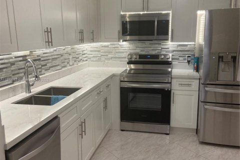 Copropriété à louer à Hallandale Beach, Floride: 2 chambres, 117.06 m2 № 1928477 - photo 1