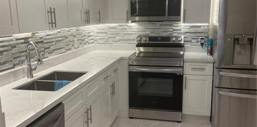 Condo à Hallandale Beach, Floride, 2 chambres  № 1928477