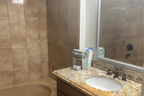 Copropriété à louer à Hallandale Beach, Floride: 2 chambres, 117.06 m2 № 1928477 - photo 4