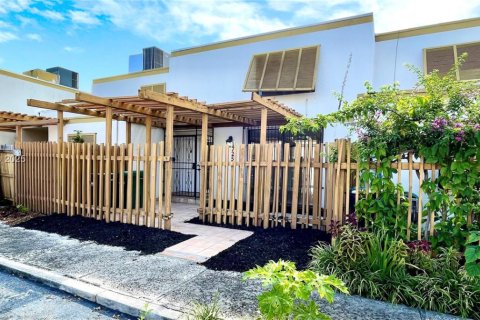 Adosado en venta en Miami, Florida, 3 dormitorios, 162.95 m2 № 1980433 - foto 3