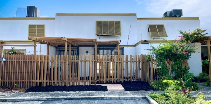 Adosado en Miami, Florida 3 dormitorios, 162.95 m2 № 1980433