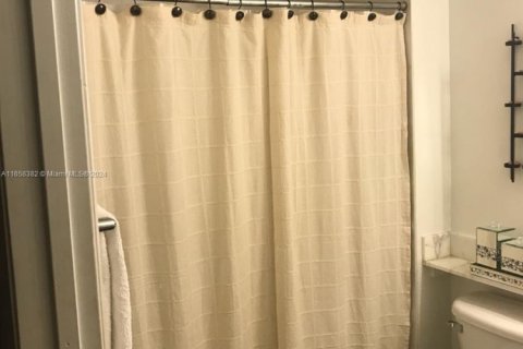 Condo in Miami, Florida, 1 bedroom  № 1702771 - photo 5