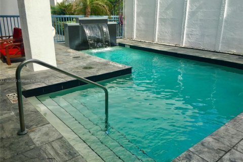 Condo in Miami, Florida, 1 bedroom  № 1702771 - photo 12