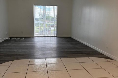 Снять в аренду кондоминиум в Маргит, Флорида 2 спальни, 92.9м2, № 1991046 - фото 5