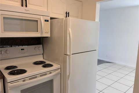 Снять в аренду кондоминиум в Маргит, Флорида 2 спальни, 92.9м2, № 1991046 - фото 3