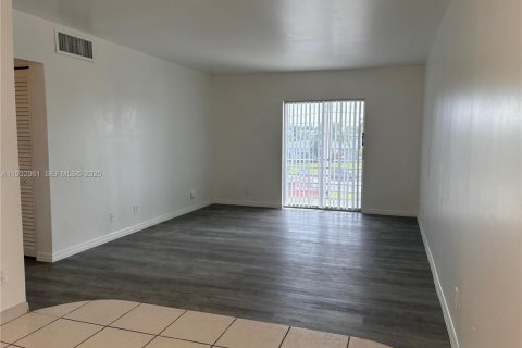 Снять в аренду кондоминиум в Маргит, Флорида 2 спальни, 92.9м2, № 1991046 - фото 6