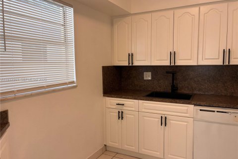 Снять в аренду кондоминиум в Маргит, Флорида 2 спальни, 92.9м2, № 1991046 - фото 2