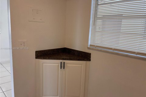 Снять в аренду кондоминиум в Маргит, Флорида 2 спальни, 92.9м2, № 1991046 - фото 4