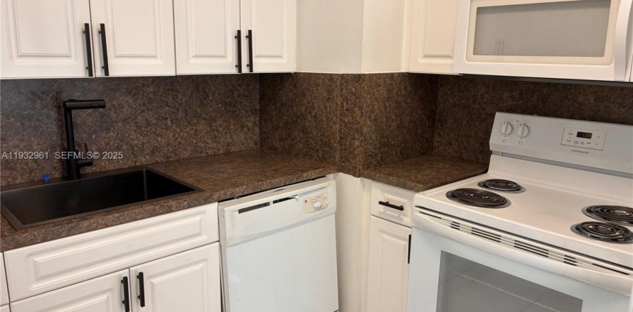 Кондоминиум с 2 спальнями в Маргит, Флорида № 1991046