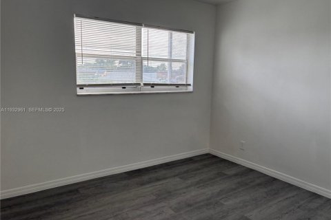 Снять в аренду кондоминиум в Маргит, Флорида 2 спальни, 92.9м2, № 1991046 - фото 10