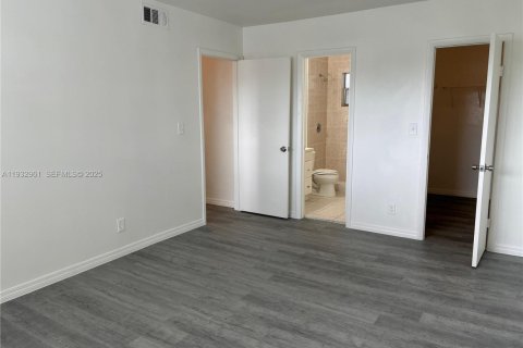 Снять в аренду кондоминиум в Маргит, Флорида 2 спальни, 92.9м2, № 1991046 - фото 9