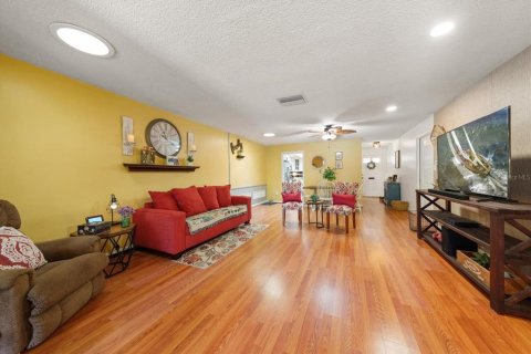 House in Clearwater, Florida 2 bedrooms, 141.86 sq.m. № 2227264 - photo 10