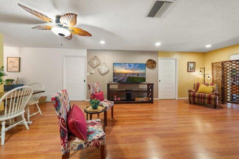 House in Clearwater, Florida 2 bedrooms, 141.86 sq.m. № 2227264 - photo 11