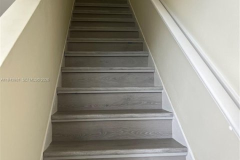 Condo in Miami, Florida, 2 bedrooms  № 2000842 - photo 11