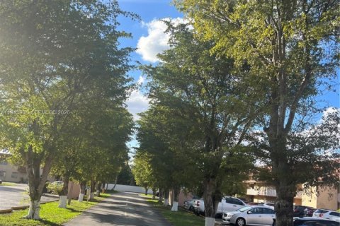 Condo in Miami, Florida, 2 bedrooms  № 2000842 - photo 8