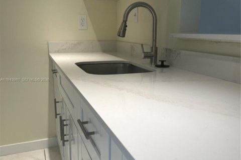 Condo in Miami, Florida, 2 bedrooms  № 2000842 - photo 5