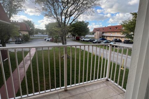 Condo in Miami, Florida, 2 bedrooms  № 2000842 - photo 2