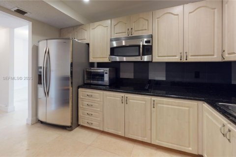 Condo in Hallandale Beach, Florida, 2 bedrooms  № 1986542 - photo 6