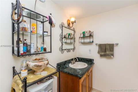 Condo in Hallandale Beach, Florida, 2 bedrooms  № 1986542 - photo 17
