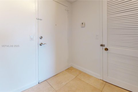 Condo in Hallandale Beach, Florida, 2 bedrooms  № 1986542 - photo 26
