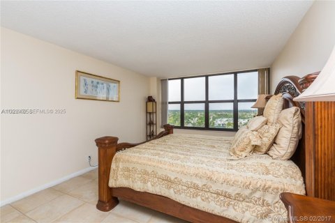 Condo in Hallandale Beach, Florida, 2 bedrooms  № 1986542 - photo 11