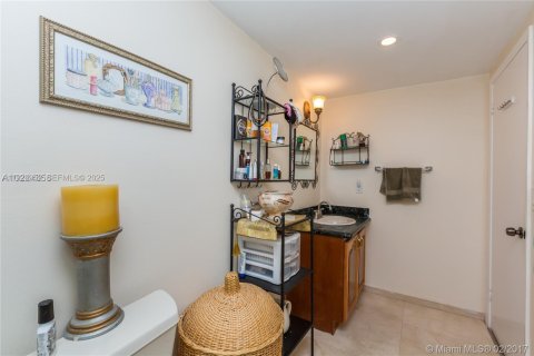 Condo in Hallandale Beach, Florida, 2 bedrooms  № 1986542 - photo 16