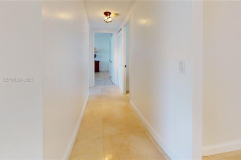 Condo in Hallandale Beach, Florida, 2 bedrooms  № 1986542 - photo 8