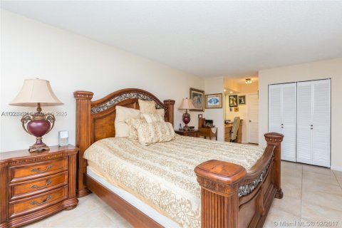 Condo in Hallandale Beach, Florida, 2 bedrooms  № 1986542 - photo 9