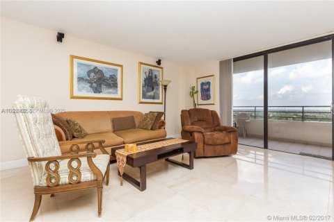 Condo in Hallandale Beach, Florida, 2 bedrooms  № 1986542 - photo 3