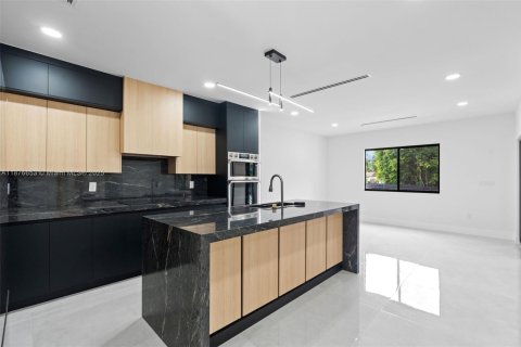 Casa en venta en Davie, Florida, 5 dormitorios, 298.59 m2 № 1920608 - foto 11